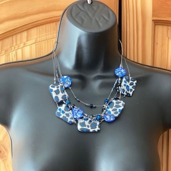 EUC Beautiful Blue Glass Beaded Necklace - Picture 1 of 3